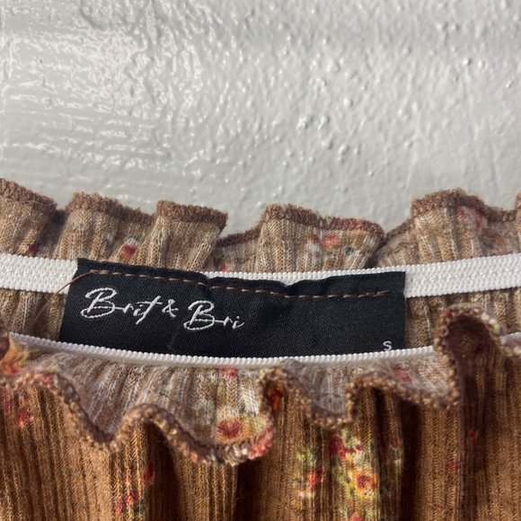 Brit and Bri size s Brown and Floral Off the Shoulder Crop top - Picture 4 of 4